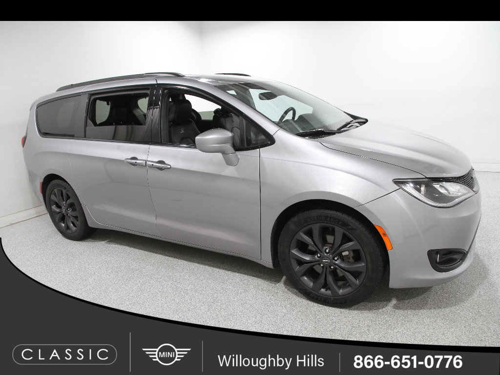 Used 2020 Chrysler Pacifica Touring-L w/ S Appearance Package FWD image 1