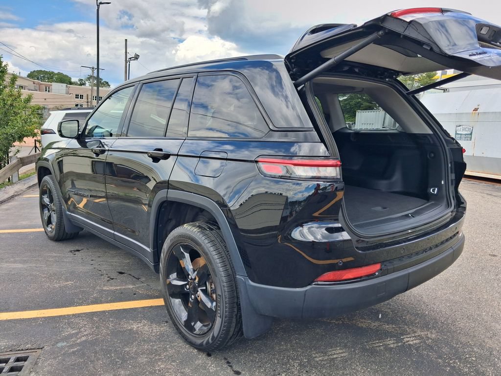 Certified 2023 Jeep Grand Cherokee Overland w/ Luxury Tech Group IV AWD/4WD image 17
