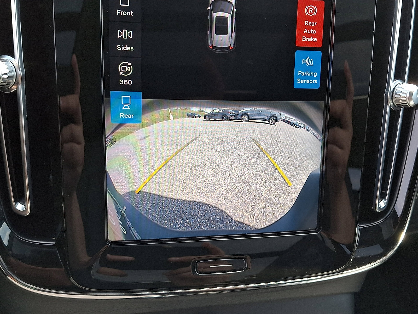 Certified 2023 Volvo XC40 B5 Plus w/ Driver Assist Package AWD/4WD image 18