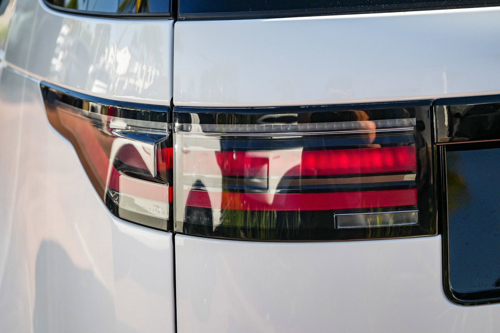 Certified 2025 Land Rover Discovery Dynamic SE AWD/4WD image 5