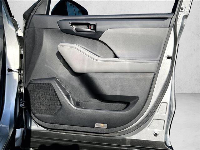 Used 2021 Toyota Highlander L image 19