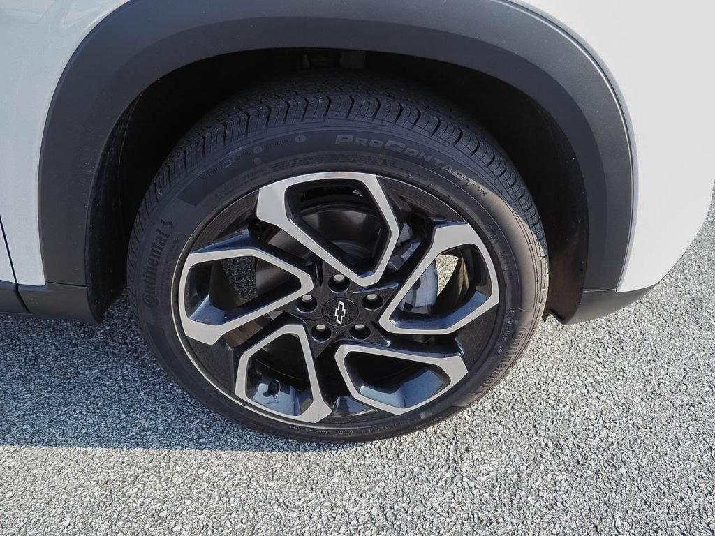 Used 2025 Chevrolet Trax RS w/ Sunroof Package FWD image 35
