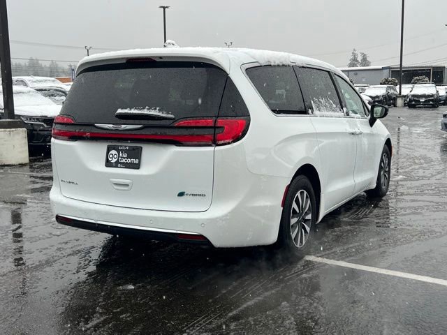 Used 2024 Chrysler Pacifica Select image 9