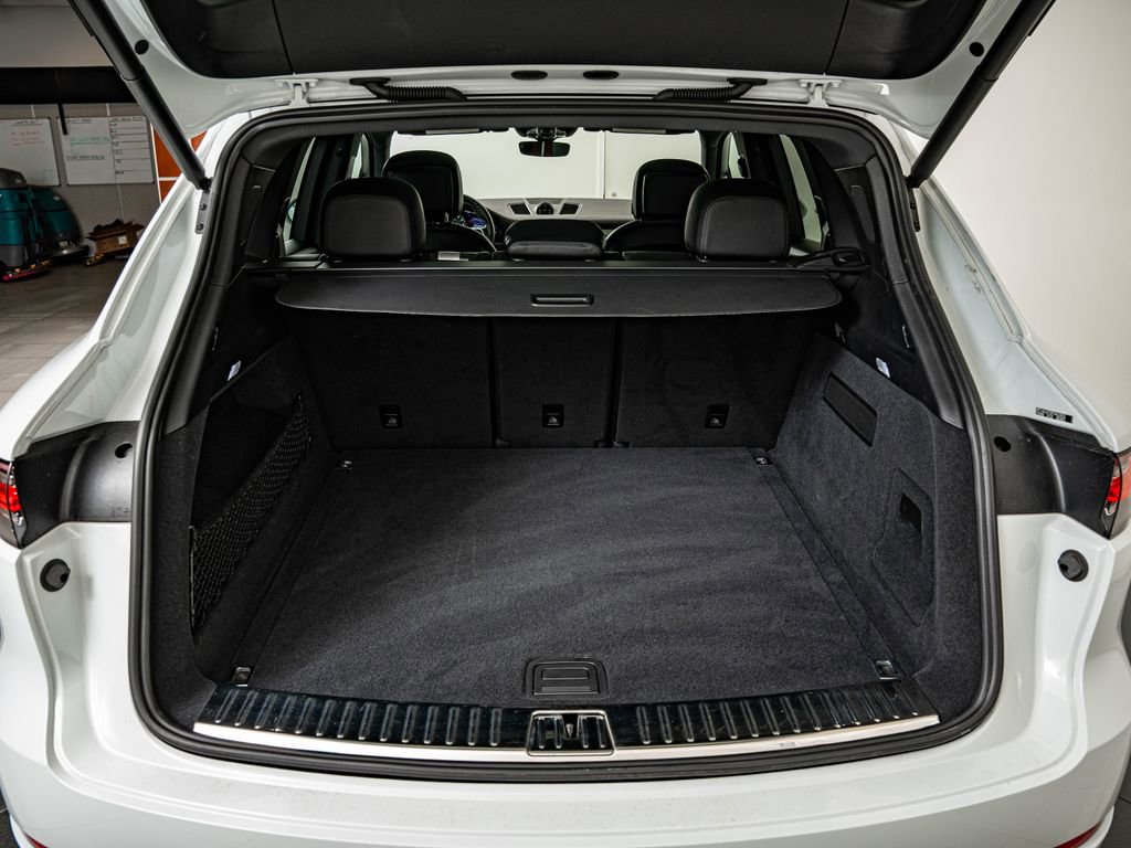 Certified 2023 Porsche Cayenne Platinum Edition image 45