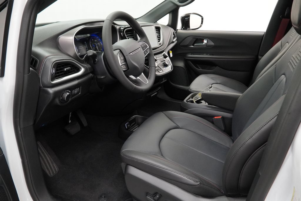 New 2027 Chrysler Pacifica Select AWD/4WD image 17