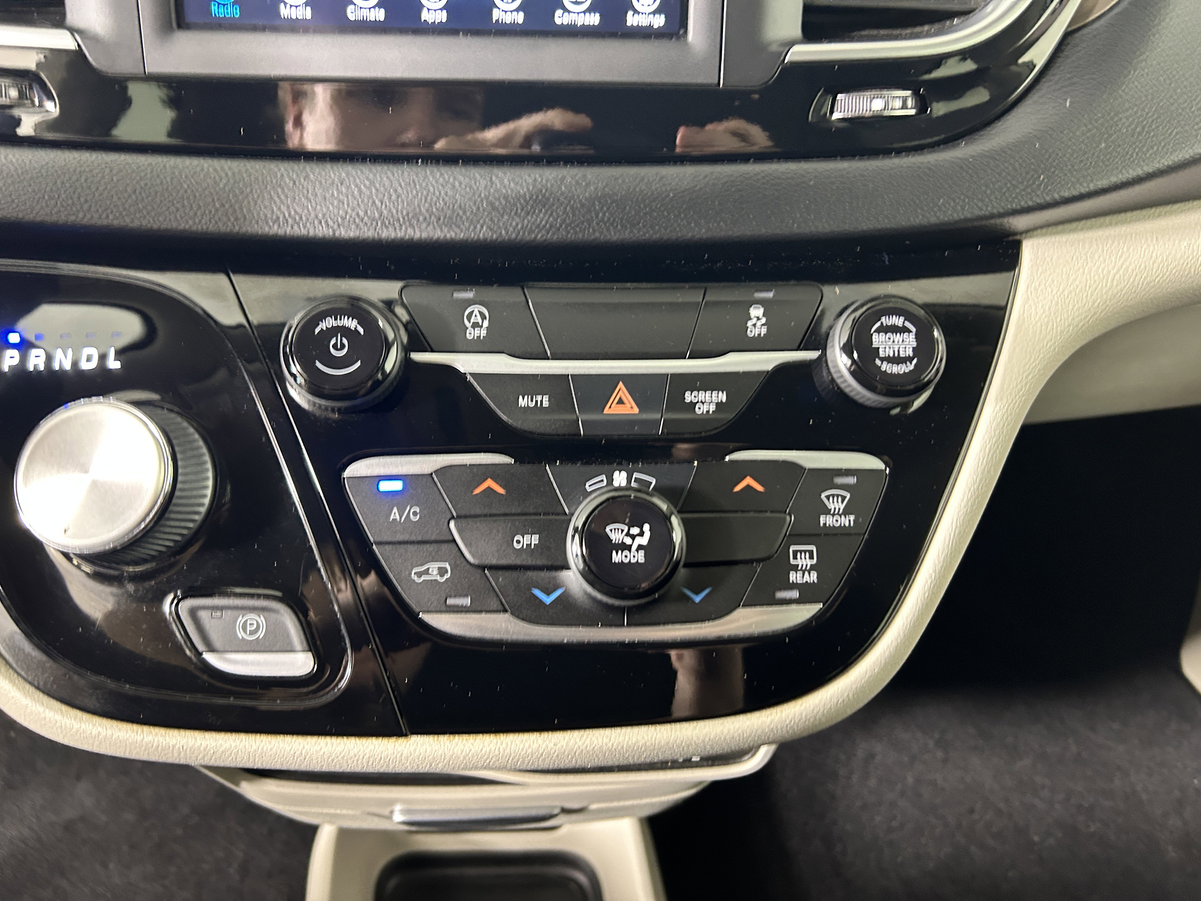 Used 2021 Chrysler Voyager L FWD image 19