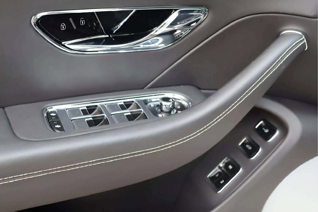 Used 2022 Bentley Flying Spur Plug-In Hybrid AWD/4WD image 23