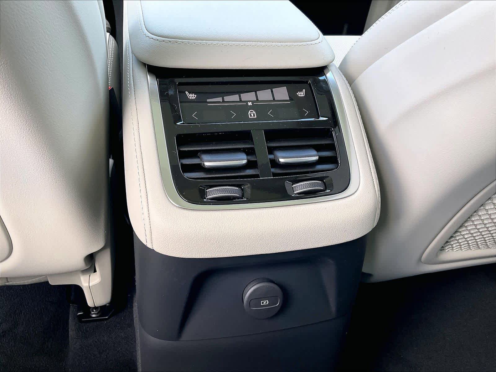 New 2026 Volvo XC90 T8 Ultra w/ Protection Package Premier AWD/4WD image 16