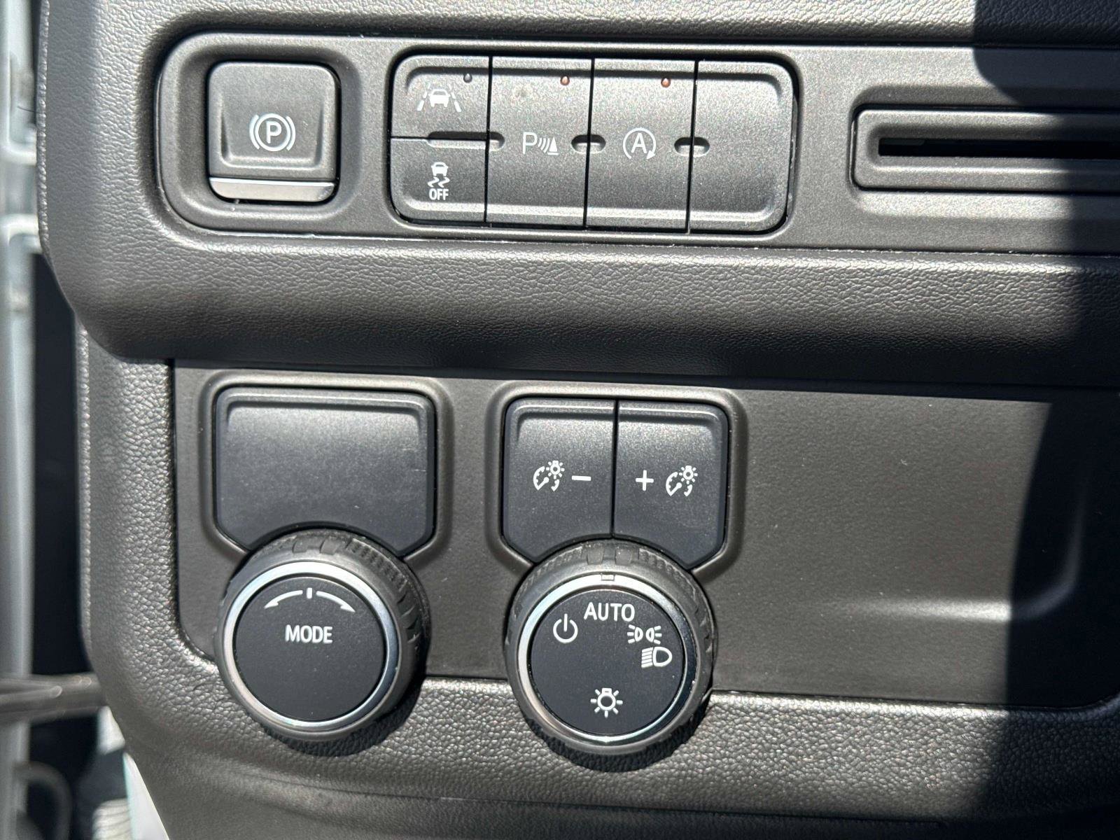 Used 2023 Chevrolet Suburban Premier image 33