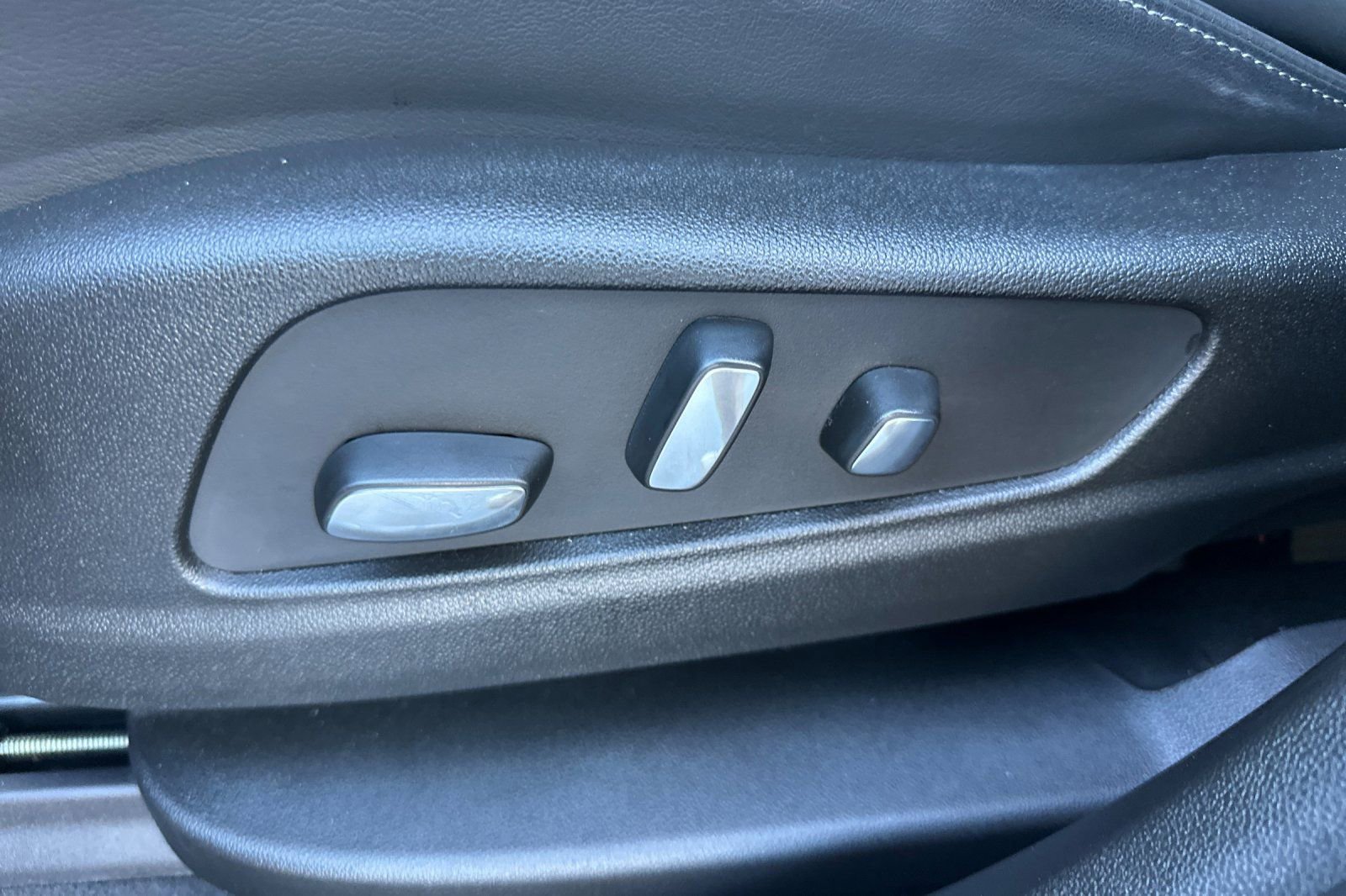 Used 2025 Cadillac XT6 Premium Luxury w/ Technology Package image 13