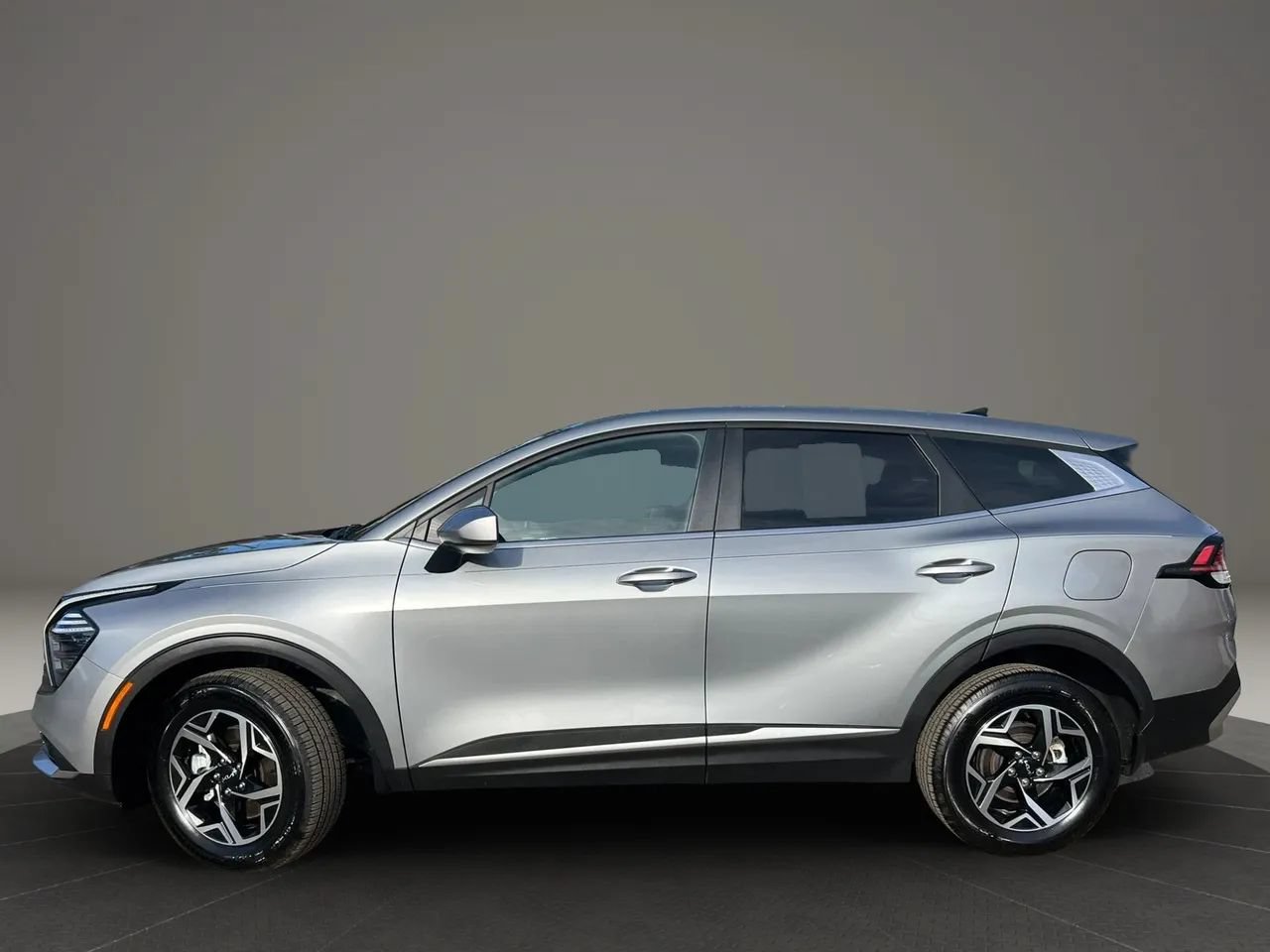 Used 2024 Kia Sportage LX AWD/4WD image 2