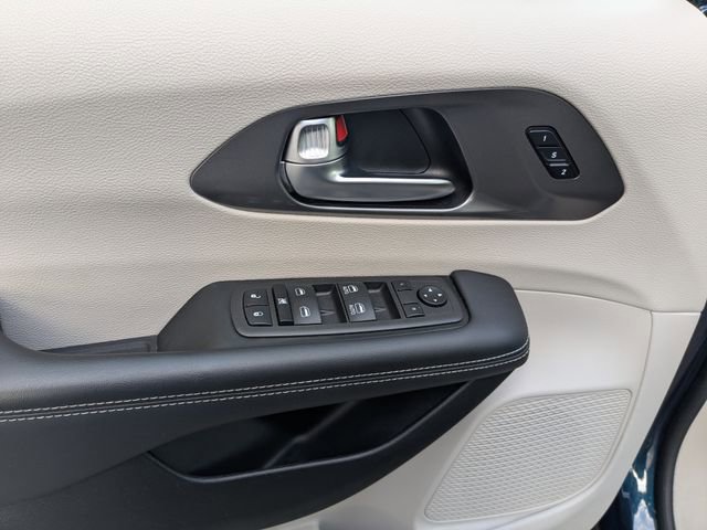 Used 2023 Chrysler Pacifica Touring-L image 25