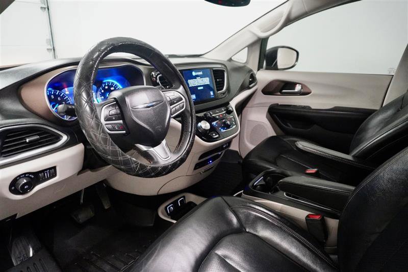 Used 2017 Chrysler Pacifica Touring-L Plus FWD image 13