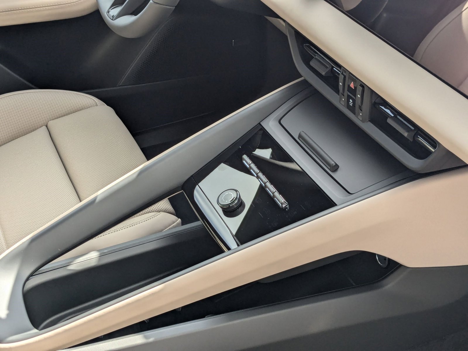 New 2025 Porsche Macan 4S Electric AWD/4WD image 13