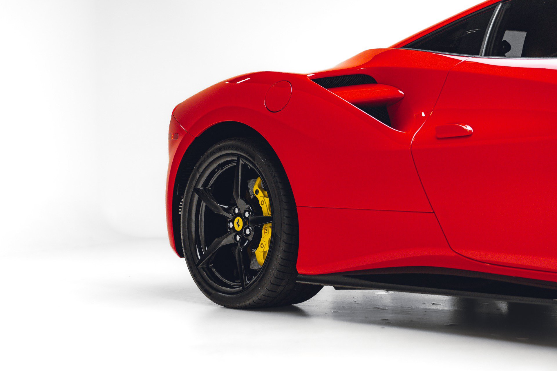 Used 2017 Ferrari 488 GTB RWD image 18