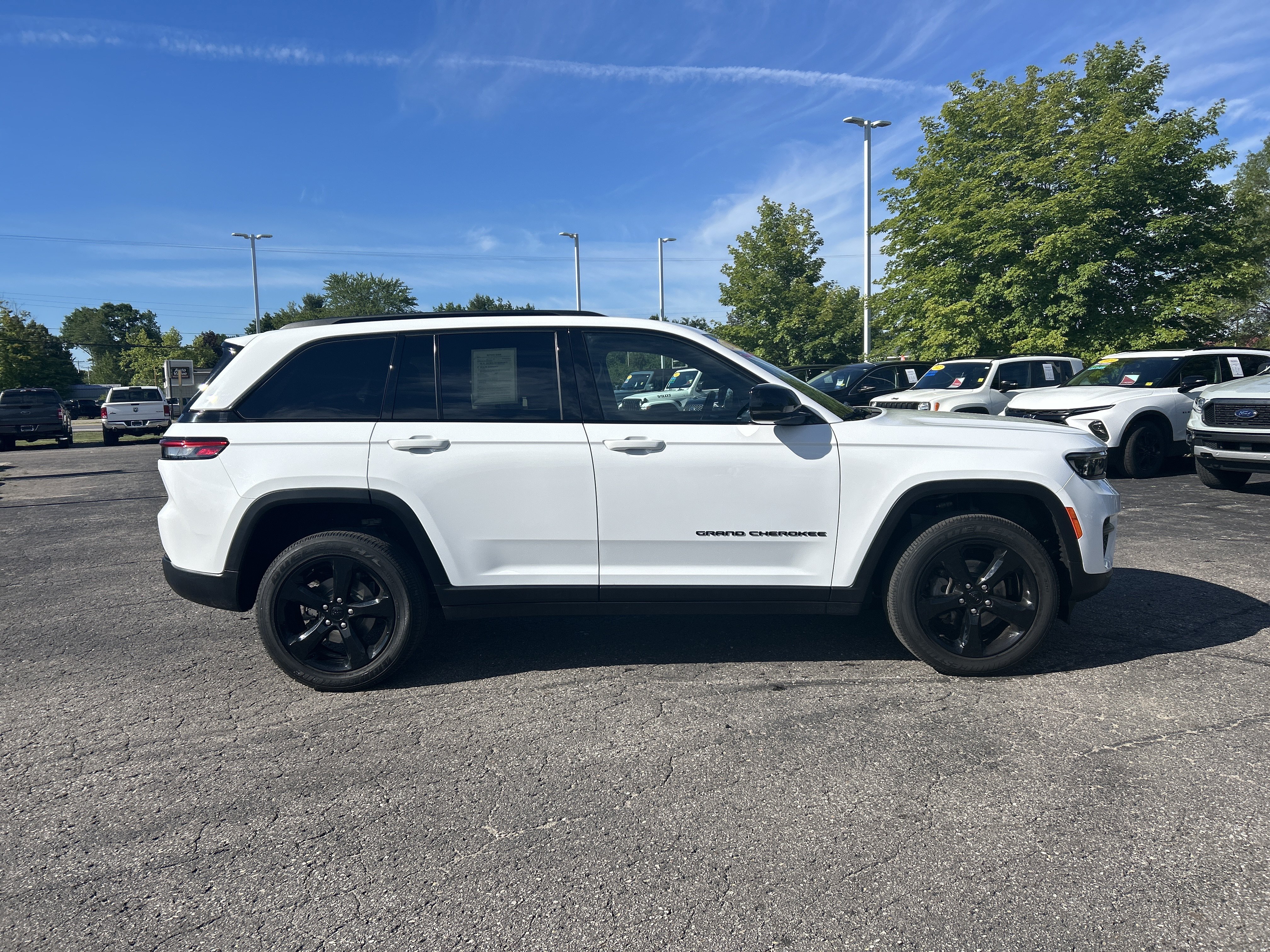 Used 2023 Jeep Grand Cherokee Altitude AWD/4WD image 2