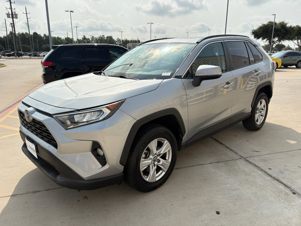 Used 2020 Toyota RAV4 XLE w/ Convenience Package FWD image 4