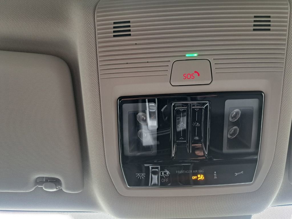 Used 2025 Volkswagen Atlas SE image 16