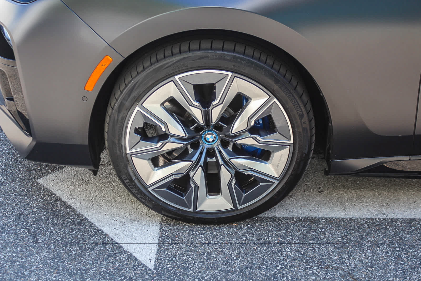 Used 2023 BMW i7 xDrive60 AWD/4WD image 9