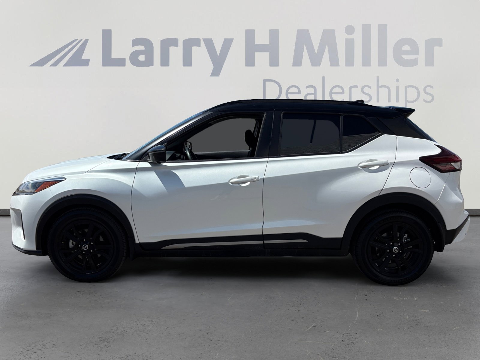 Used 2021 Nissan Kicks SR FWD image 2