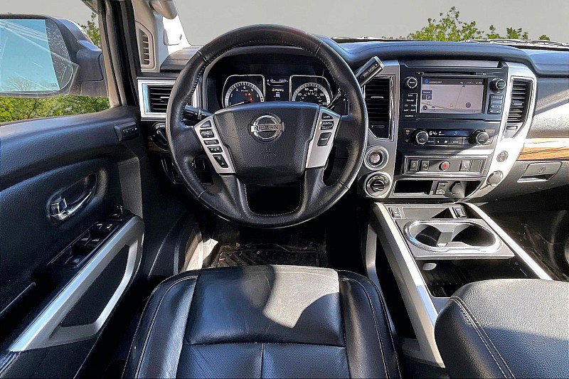 Used 2018 Nissan Titan SL image 8