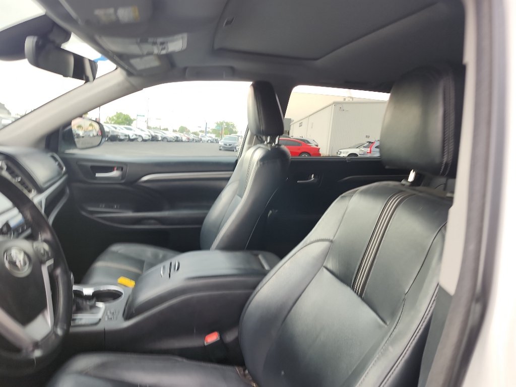 Used 2018 Toyota Highlander SE w/ Protection Package #3 AWD/4WD image 16
