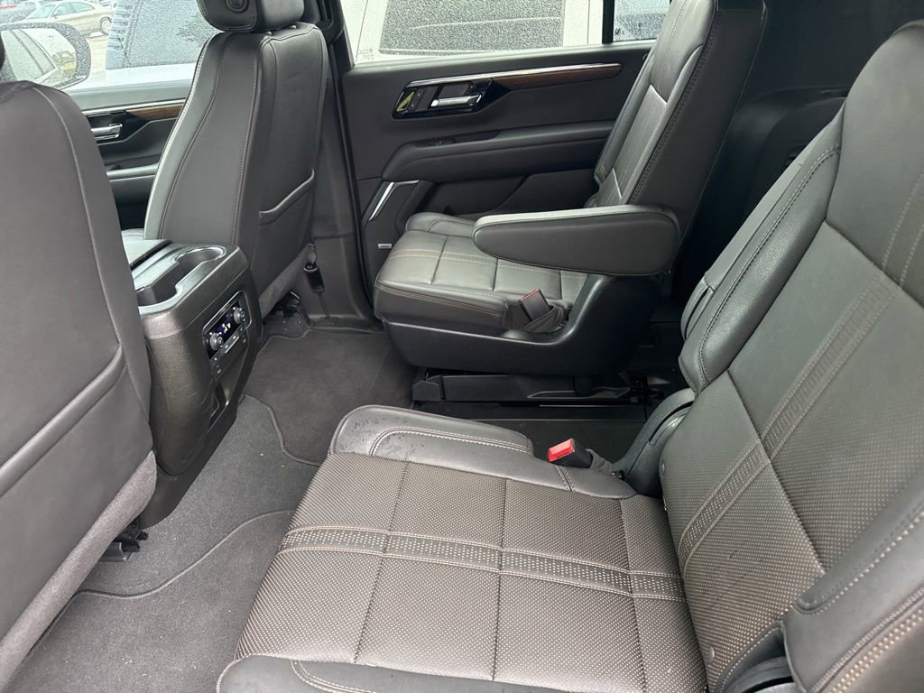 Used 2025 Chevrolet Suburban High Country AWD/4WD image 11
