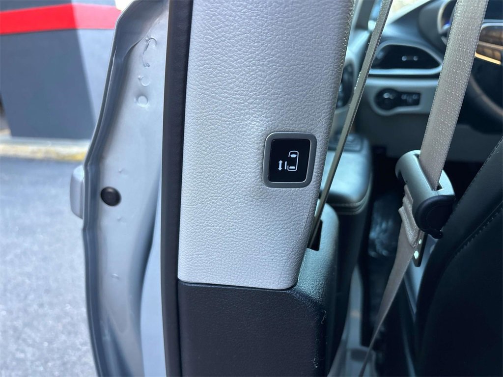 Used 2024 Chrysler Pacifica Touring-L image 13