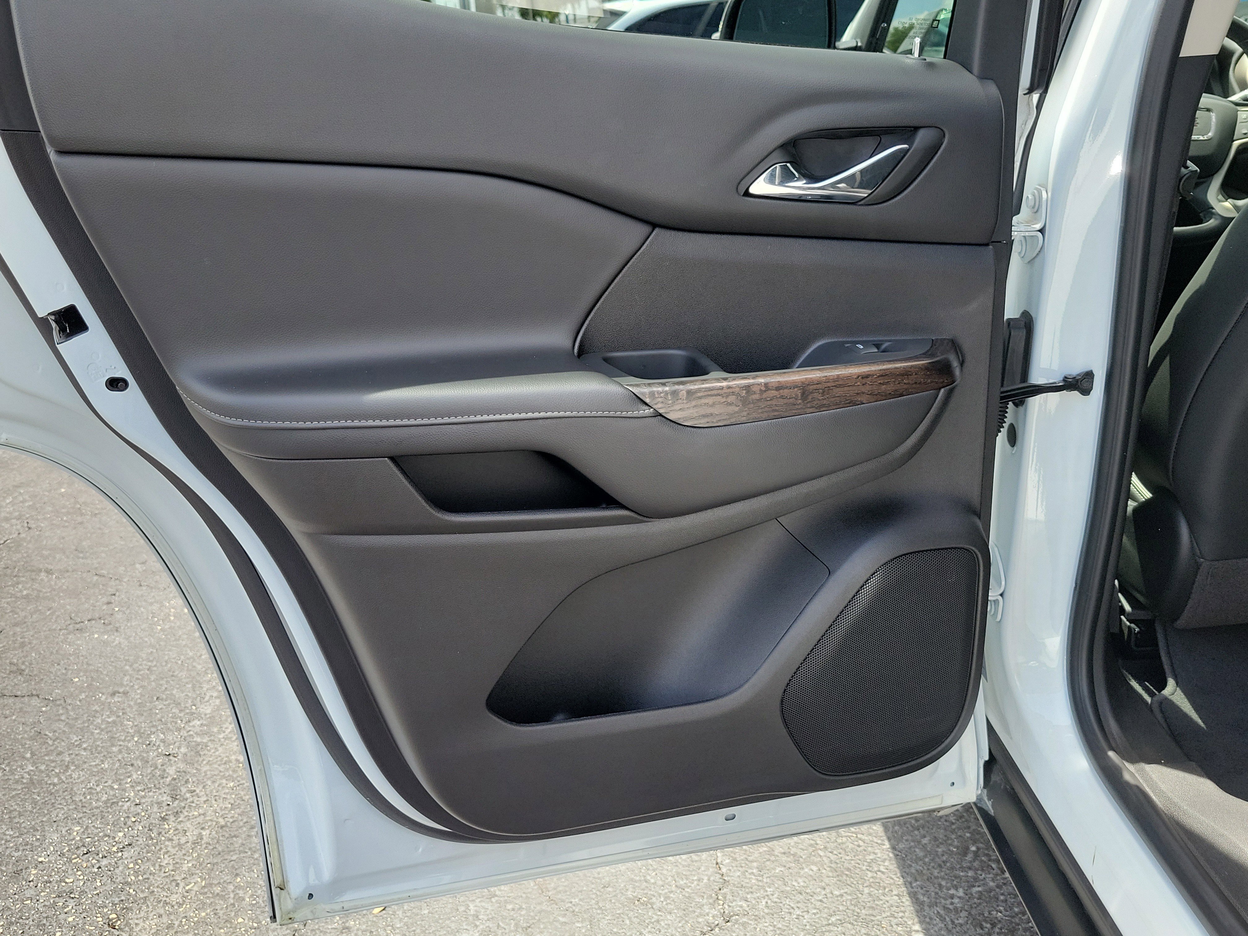 Used 2023 GMC Acadia Denali AWD/4WD image 12