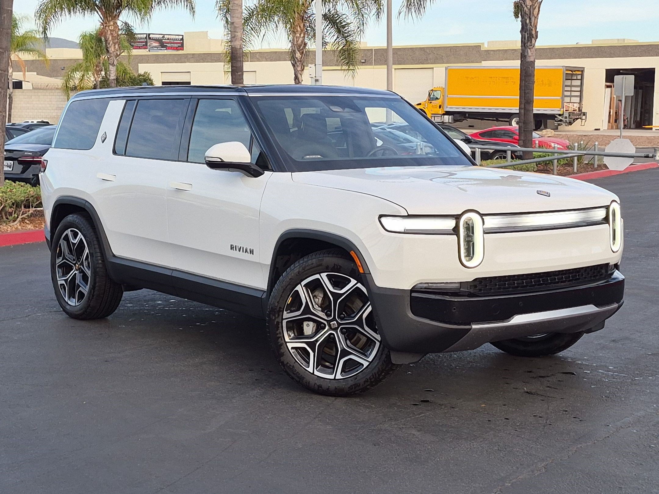 Used 2025 Rivian R1S Adventure AWD/4WD image 2