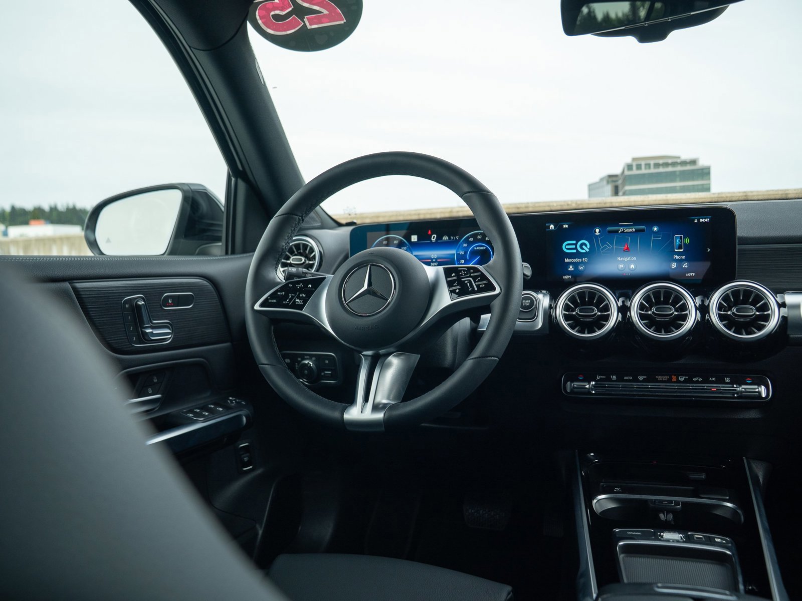 Used 2025 Mercedes-Benz EQB 300 4MATIC image 21
