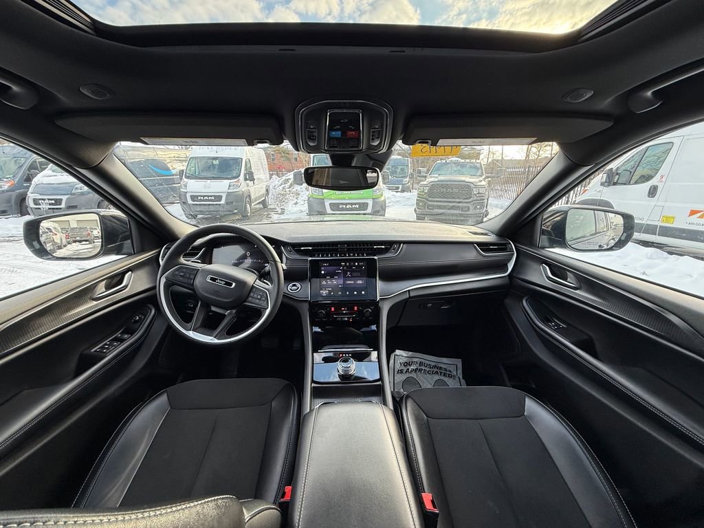 Used 2024 Jeep Grand Cherokee Altitude image 11