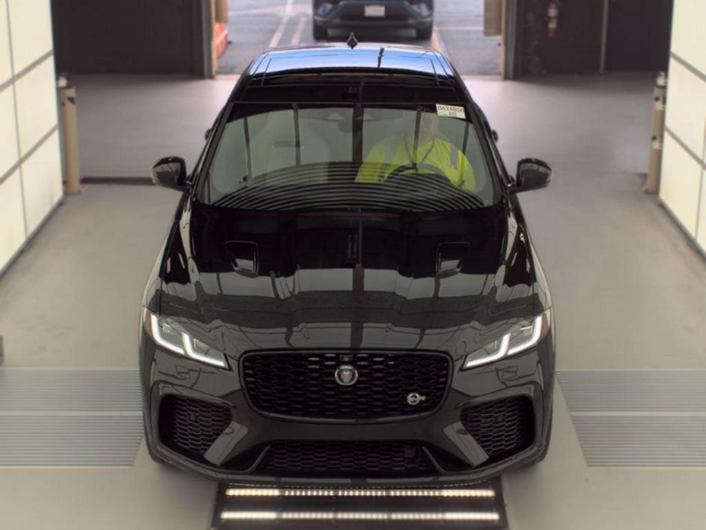 Used 2022 Jaguar F-PACE SVR AWD/4WD image 2