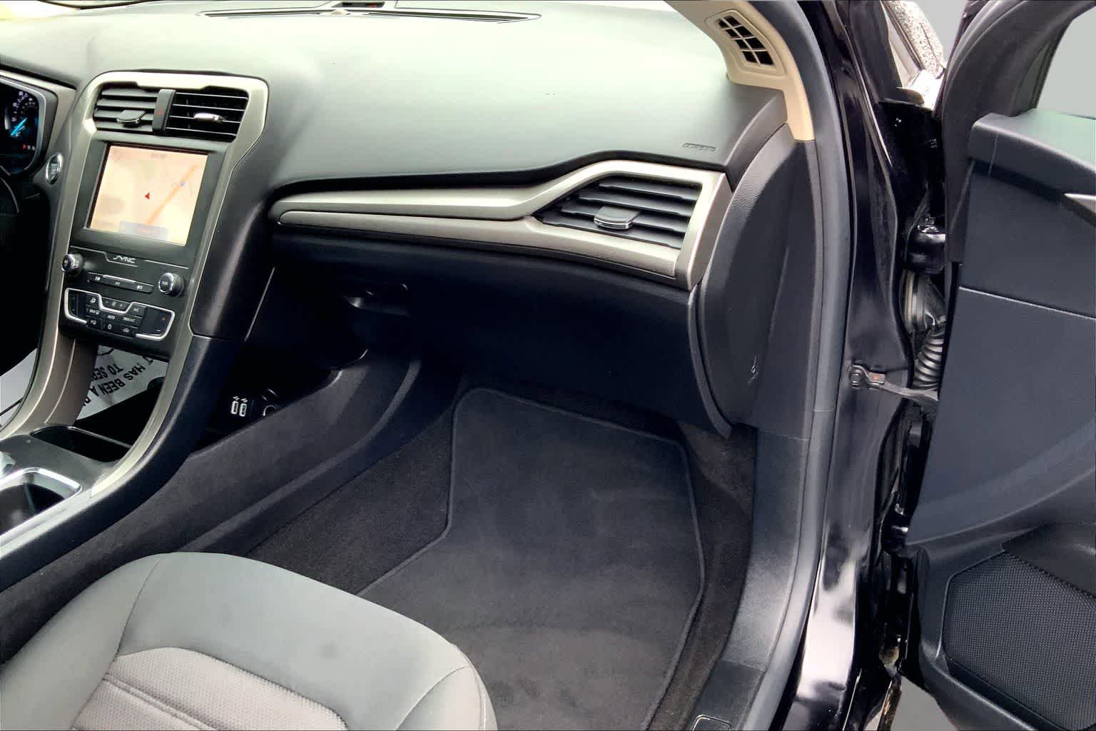 Used 2020 Ford Fusion SE FWD image 16