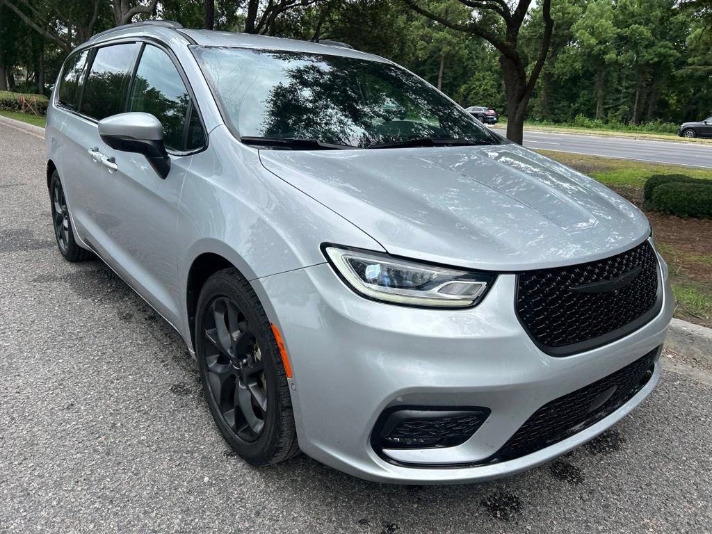 Used 2023 Chrysler Pacifica Touring-L w/ Uconnect Theater Family Group FWD image 4