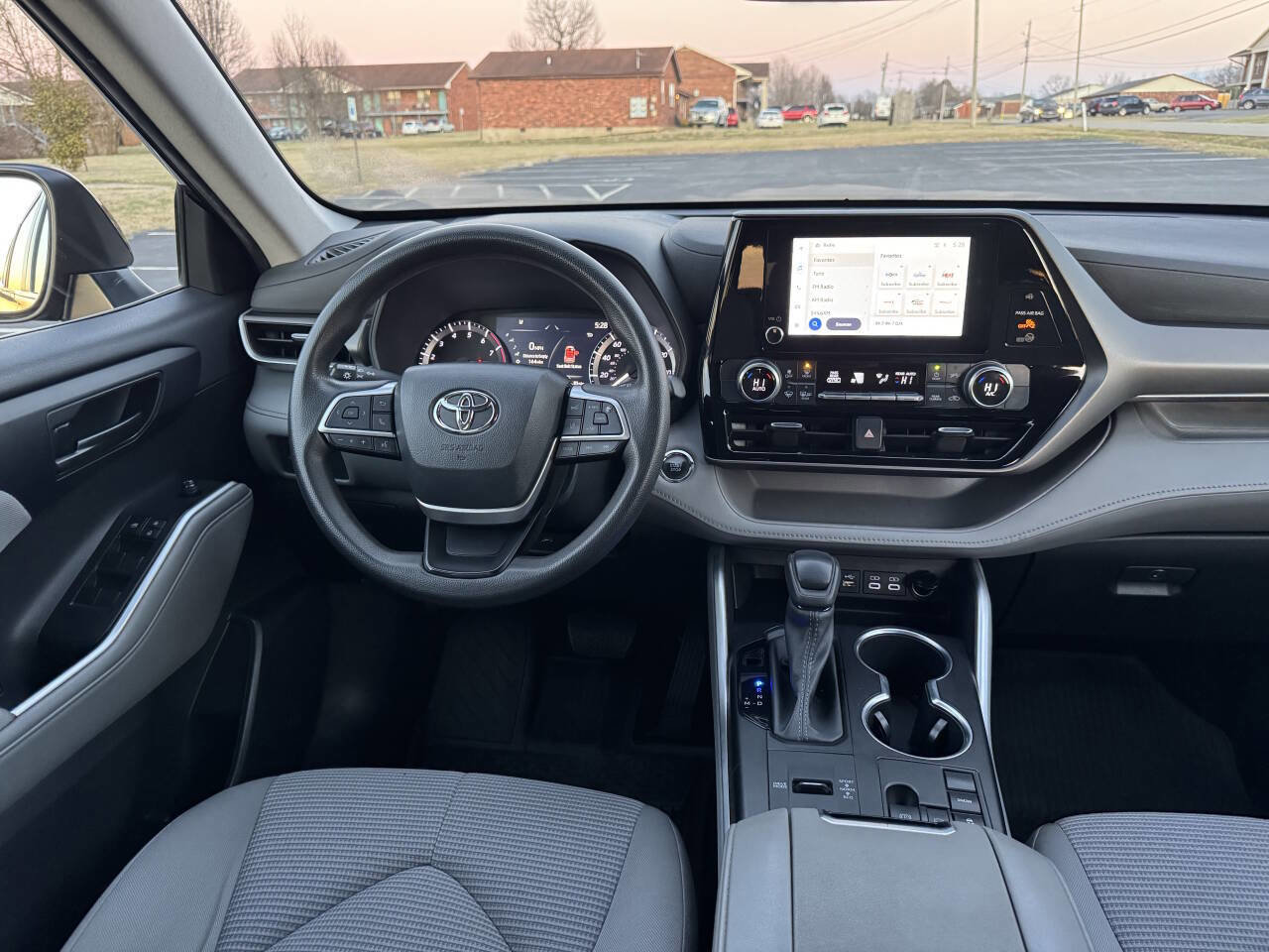 Used 2023 Toyota Highlander L image 26