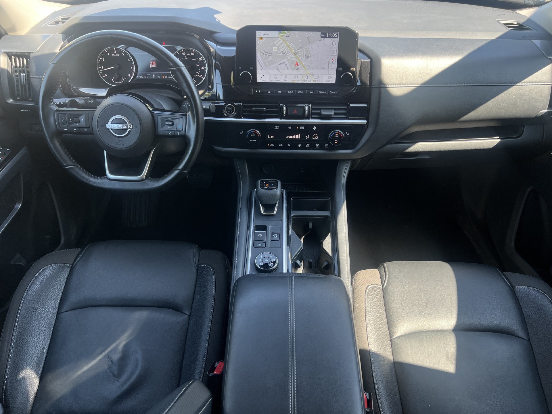 Used 2023 Nissan Pathfinder SL AWD/4WD image 2