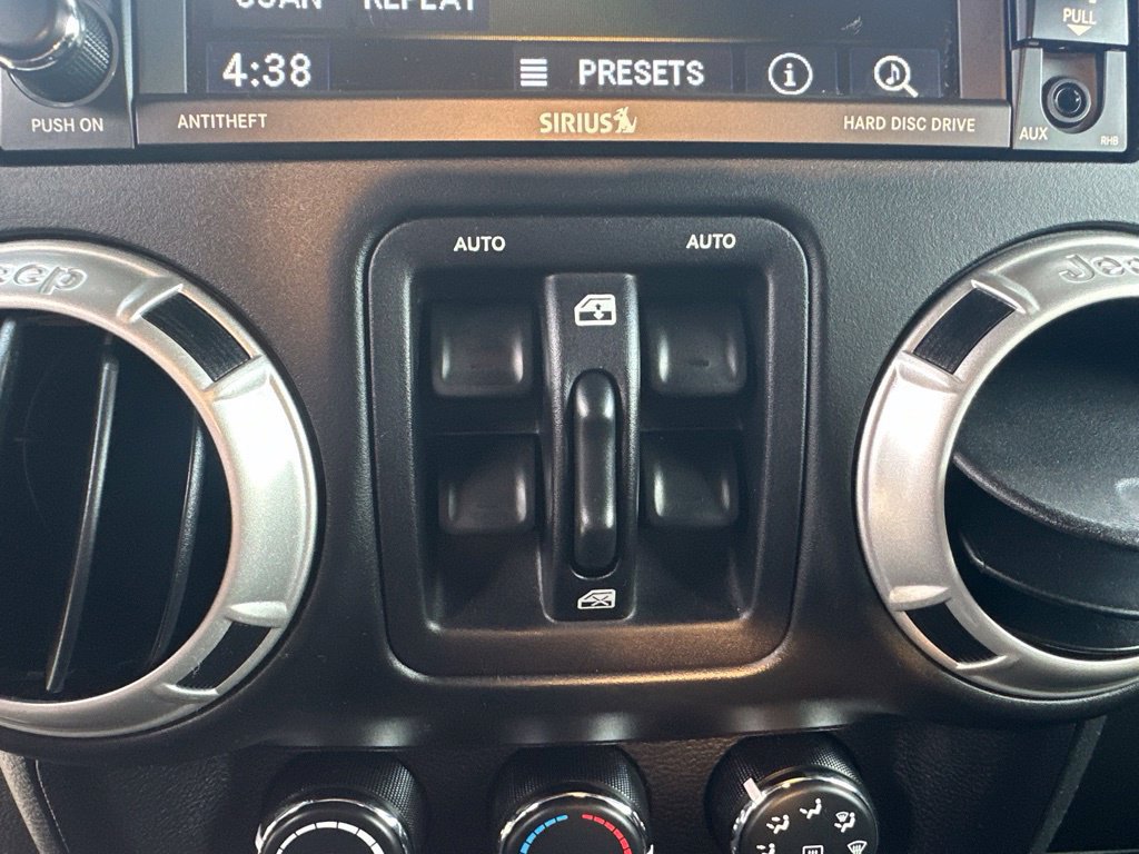 Used 2017 Jeep Wrangler Unlimited Sahara w/ Connectivity Group AWD/4WD image 24
