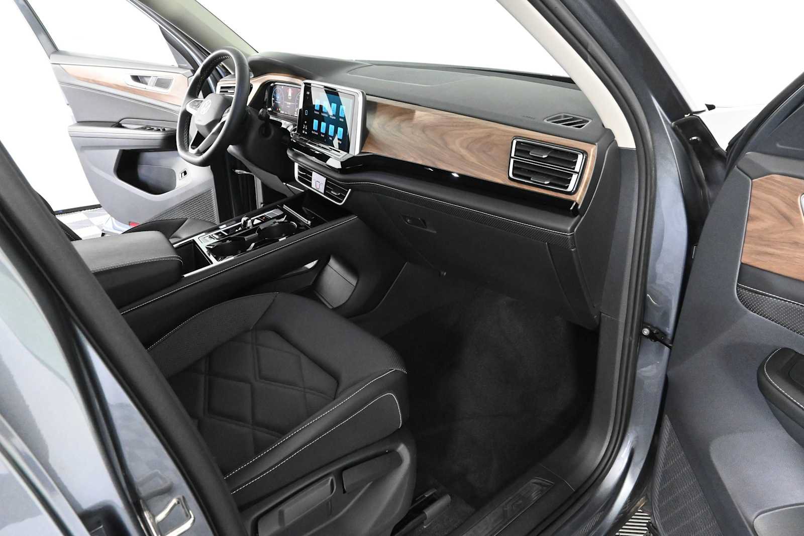 Certified 2024 Volkswagen Atlas SE FWD image 7