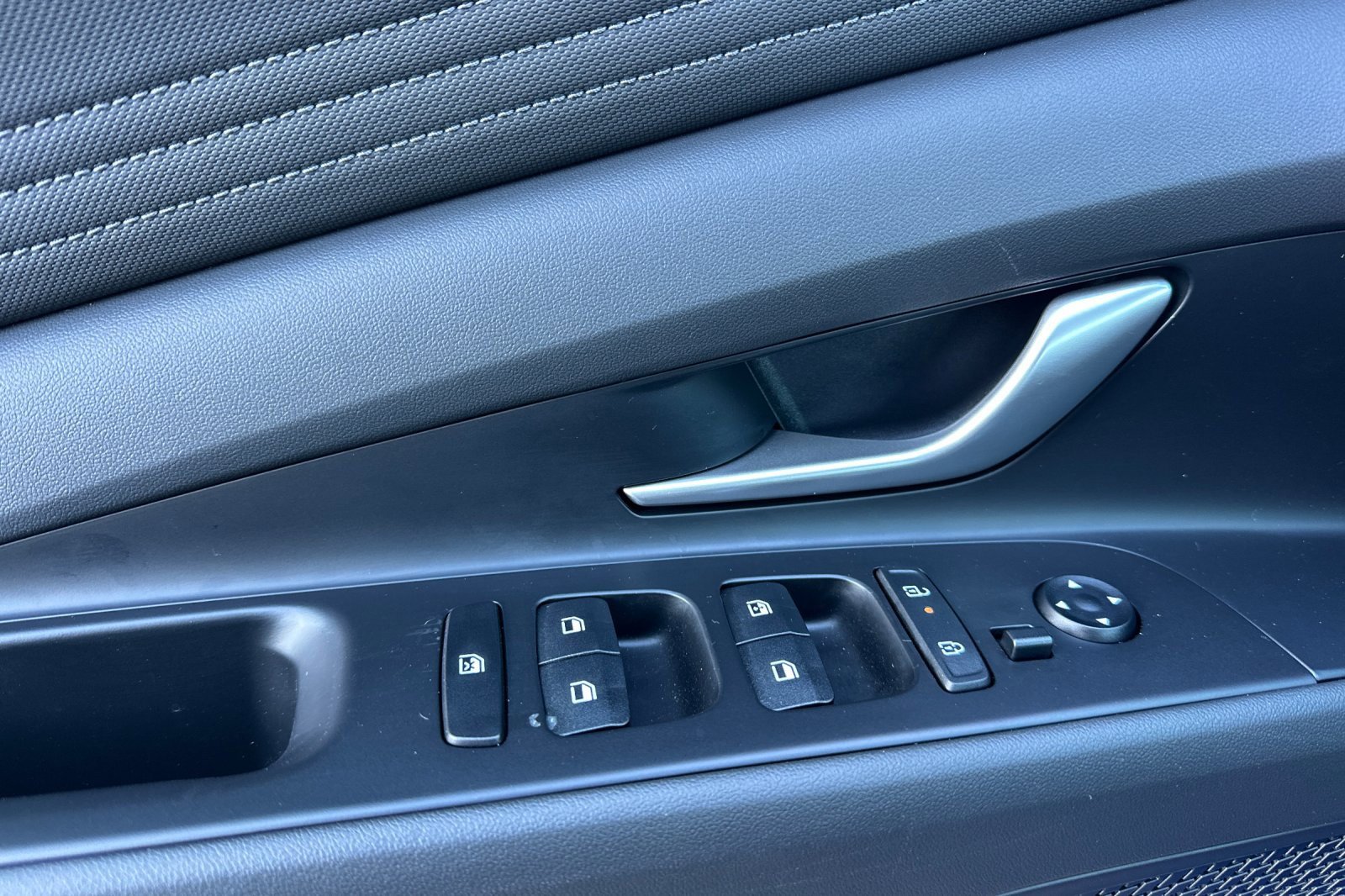 Used 2025 Hyundai Elantra Limited image 11