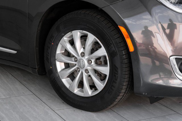 Used 2019 Chrysler Pacifica Touring-L FWD image 53