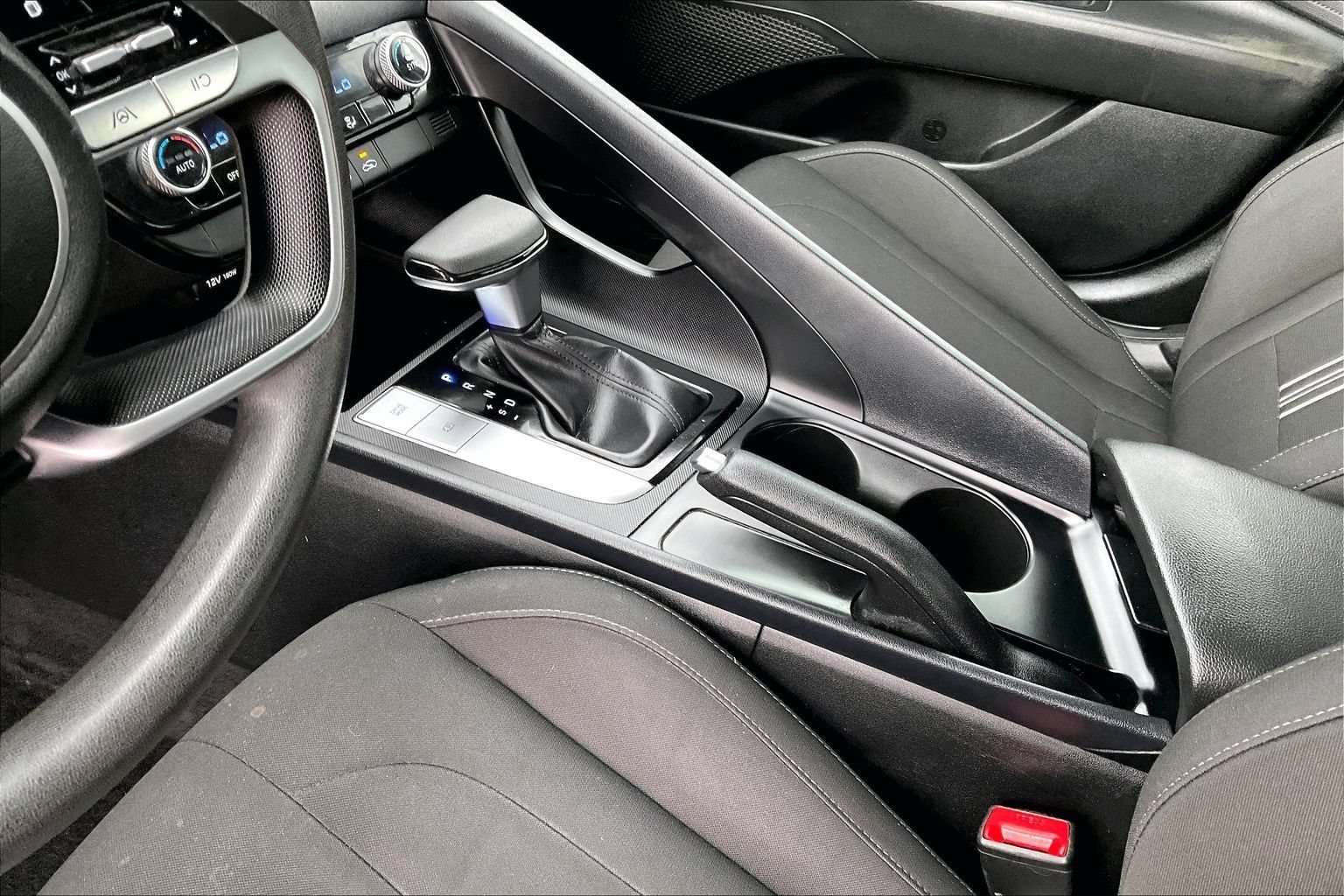 Used 2022 Hyundai Elantra SEL w/ Preferred Accessory Package FWD image 18