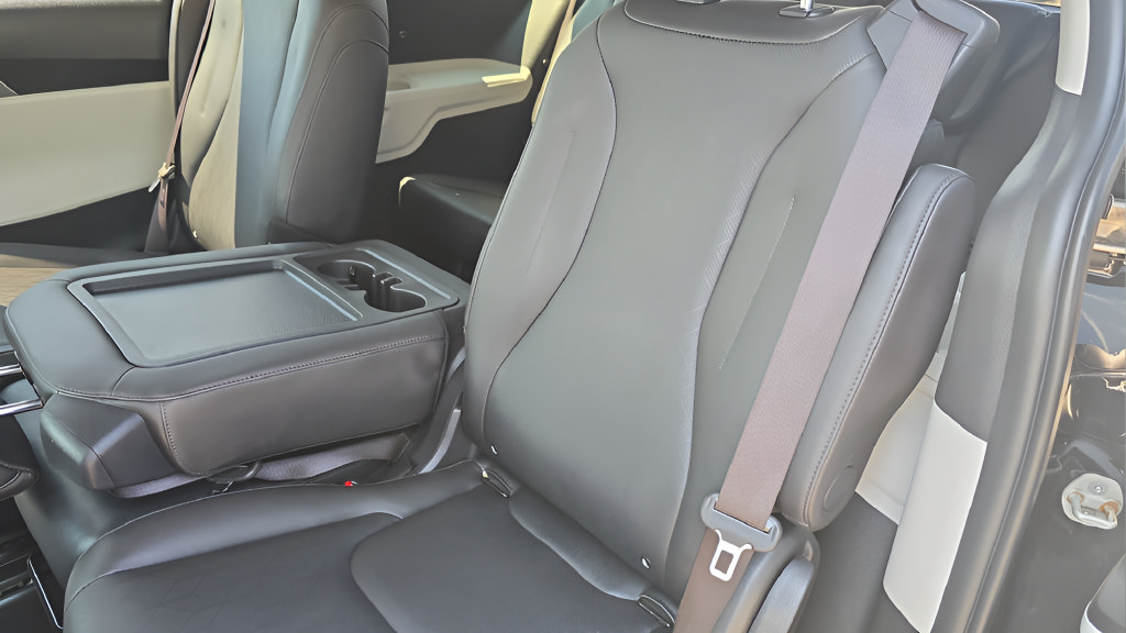 Used 2024 Kia Carnival LX FWD image 10
