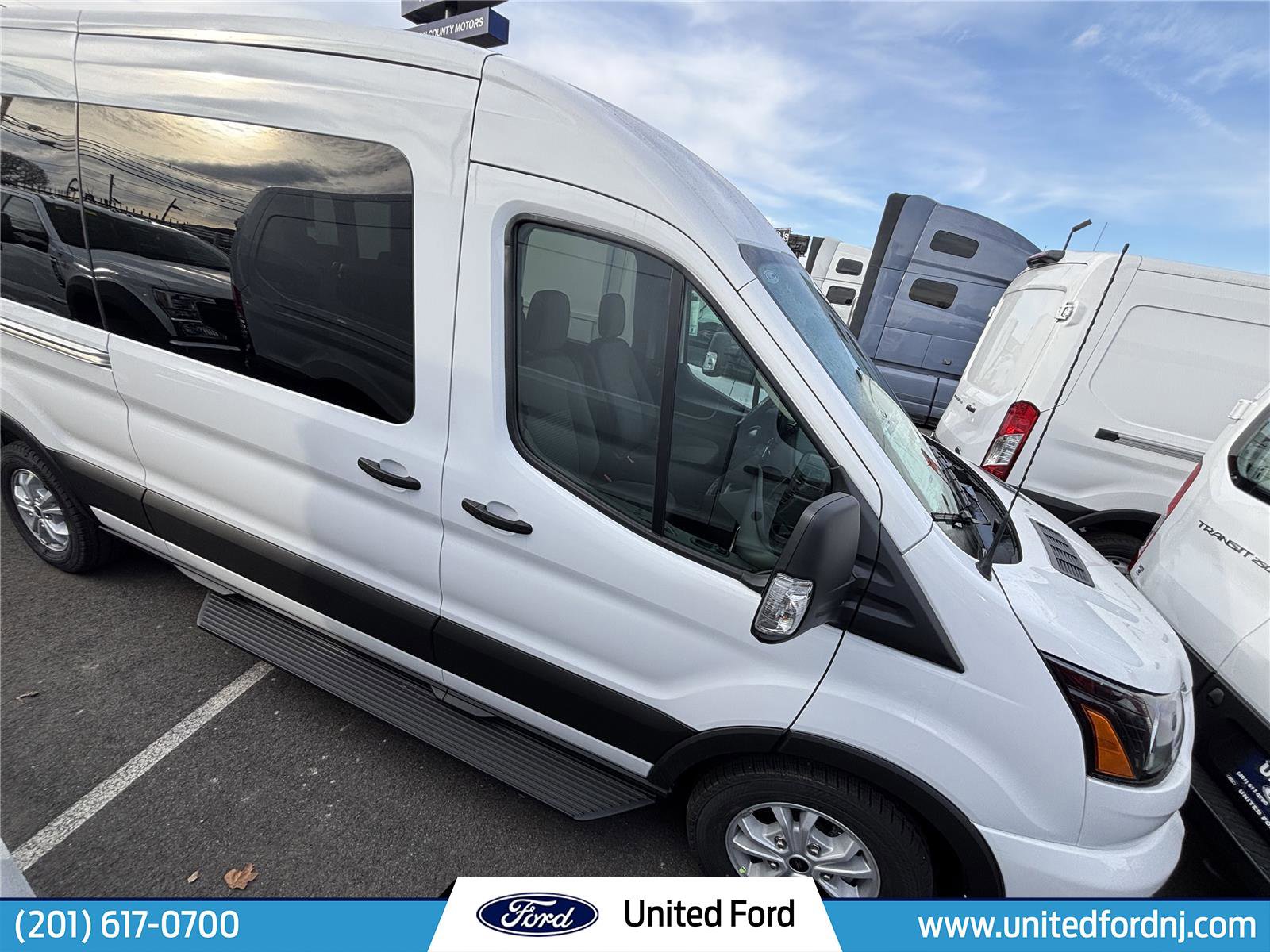 Used 2024 Ford Transit 350 XLT RWD image 4