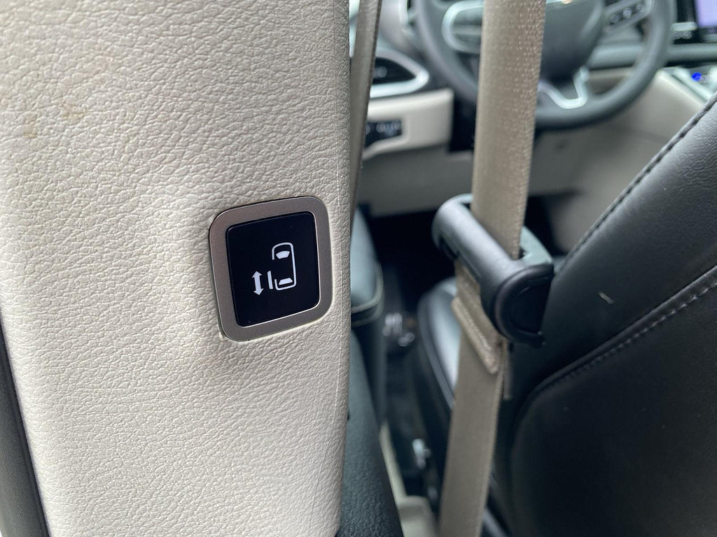 Used 2023 Chrysler Pacifica Touring-L FWD image 9