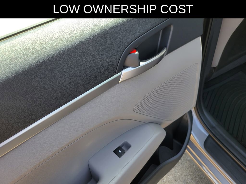 Used 2020 Hyundai Elantra SE w/ Winter Weather Package FWD image 14