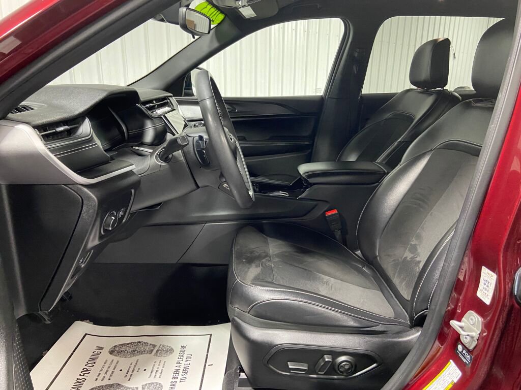 Used 2023 Jeep Grand Cherokee L Laredo image 9