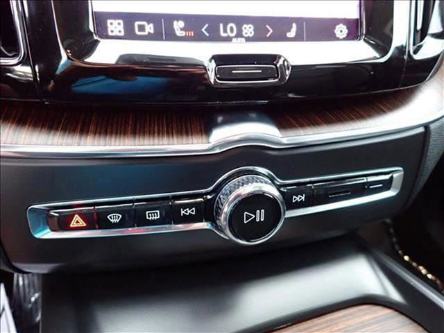 Used 2022 Volvo XC60 B5 Momentum image 22