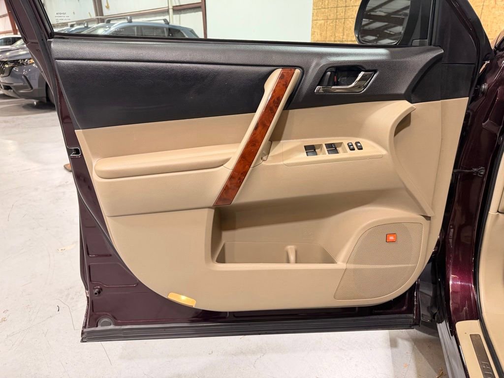 Used 2013 Toyota Highlander Limited image 26