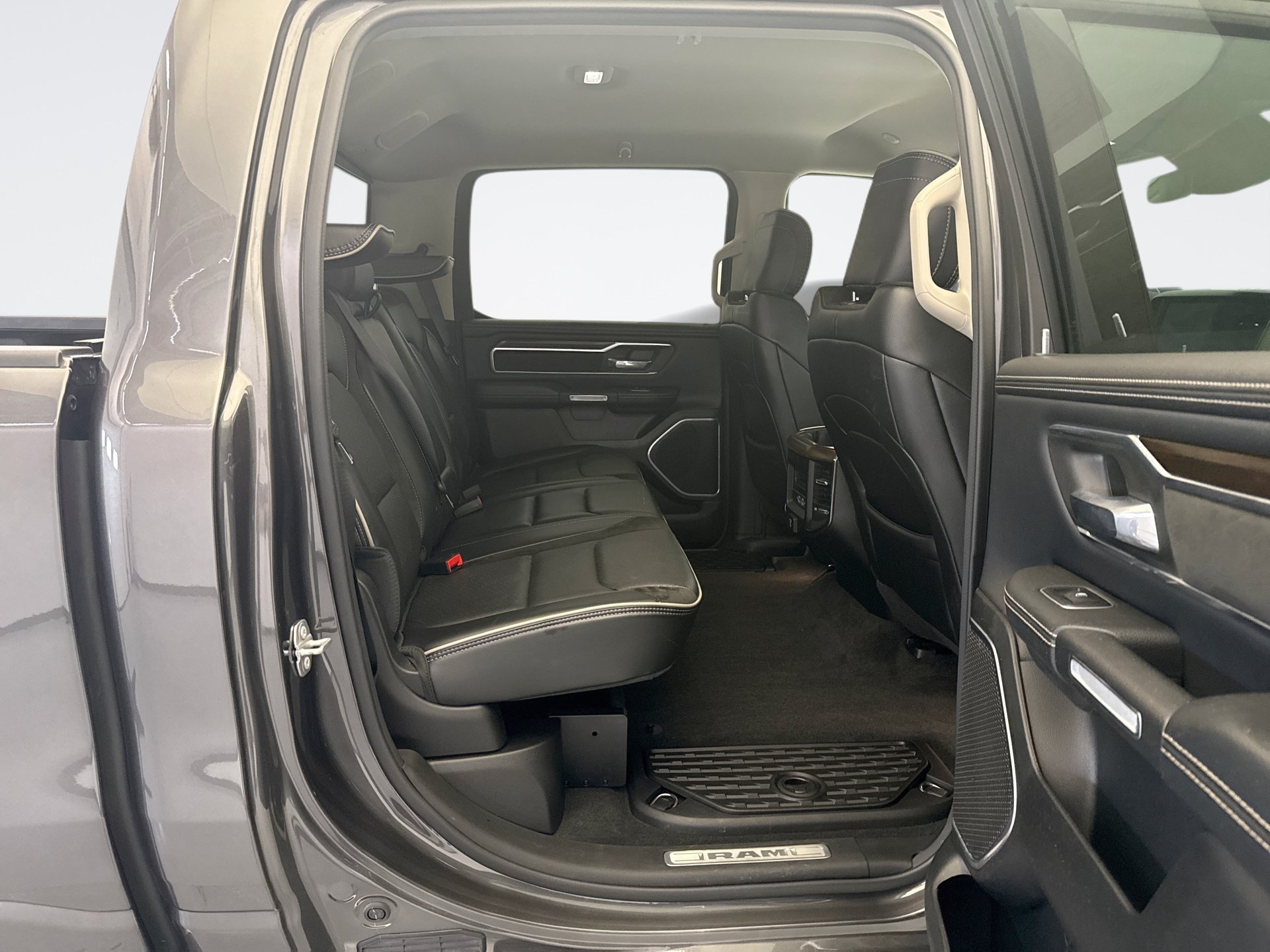 Used 2022 RAM 1500 Laramie AWD/4WD image 17